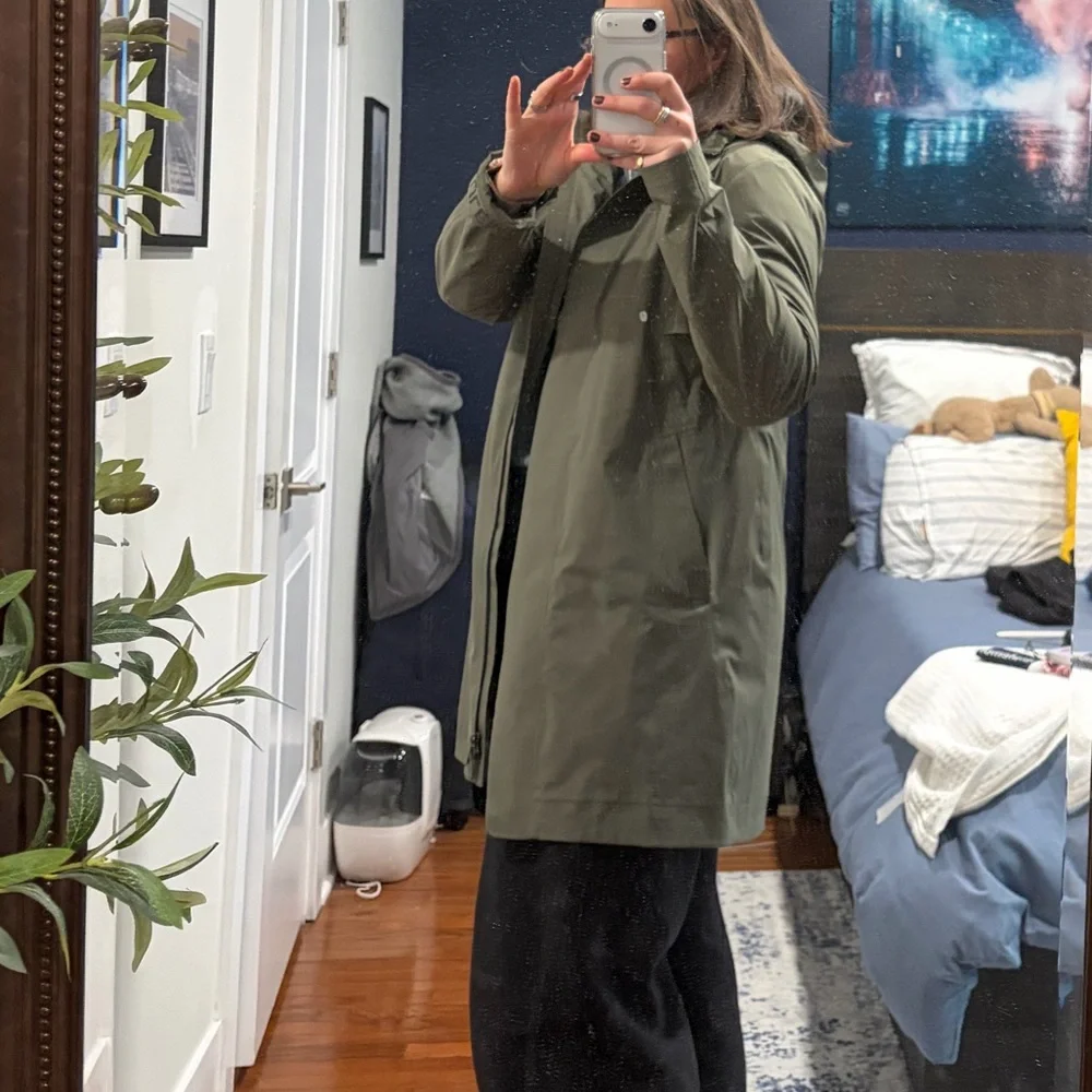 Lululemon Women’s Rain Rebel Jacket Size 12 - Picture 8 of 8